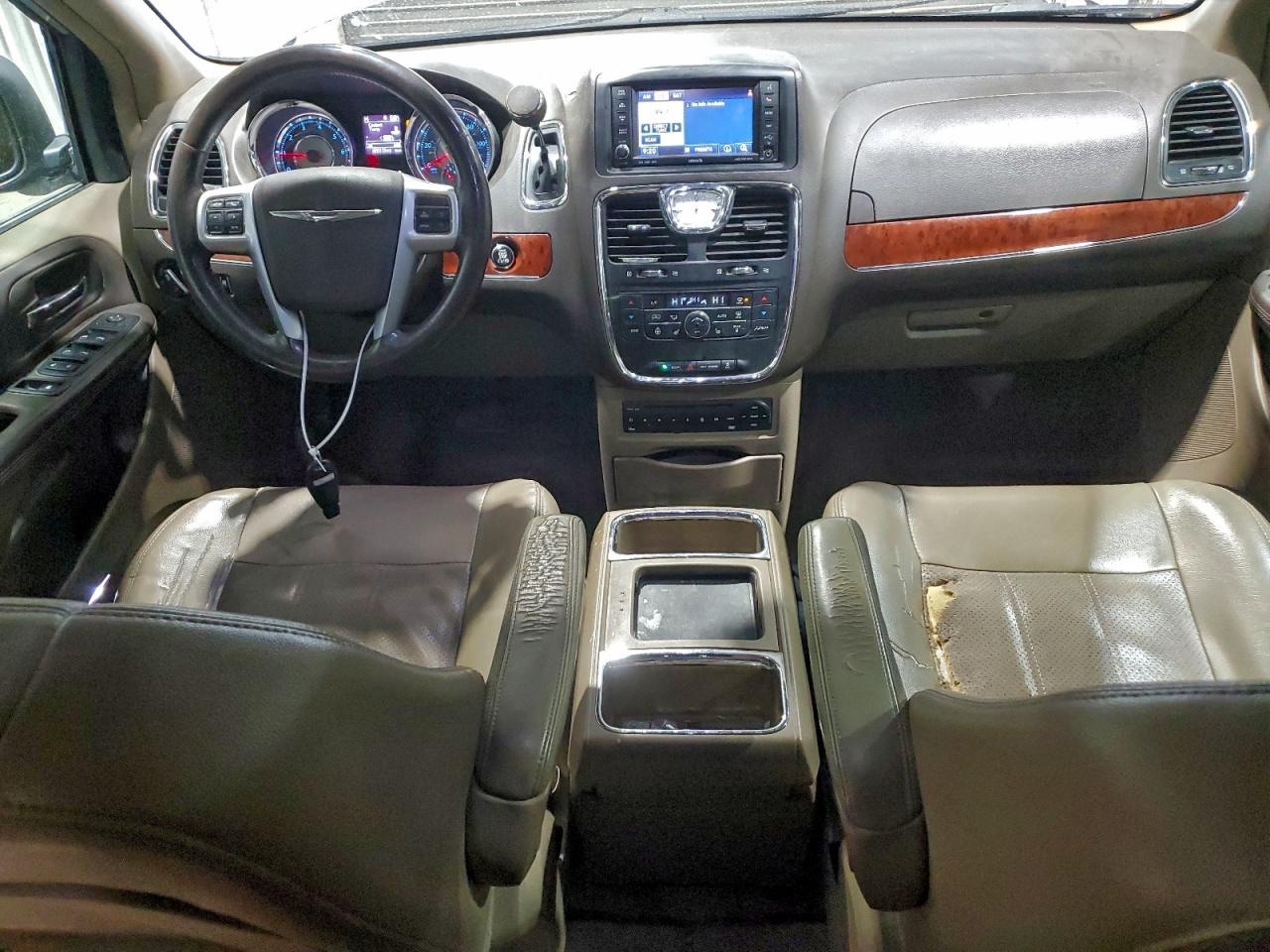 2013 CHRYSLER TOWN & COUNTRY TOURING L photo 8