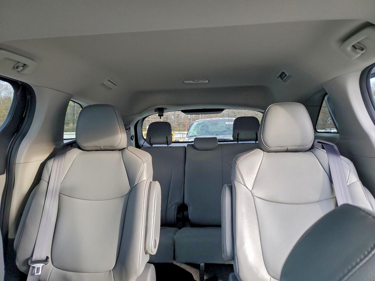 2021 TOYOTA SIENNA XLE photo 10