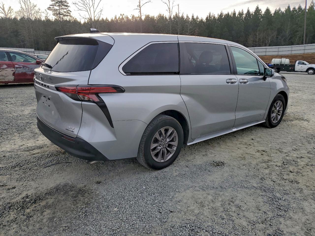 2021 TOYOTA SIENNA XLE photo 3