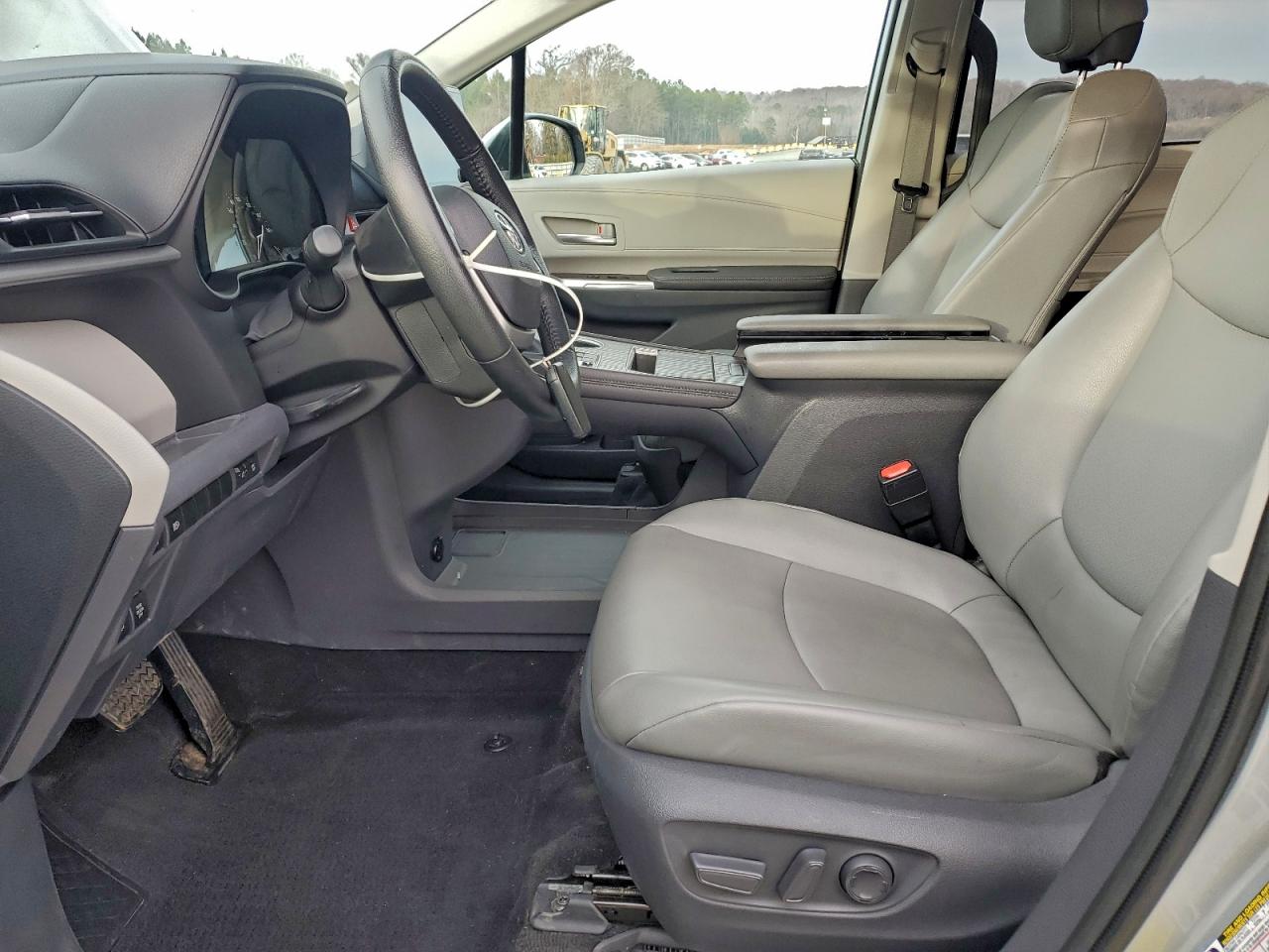 2021 TOYOTA SIENNA XLE photo 7