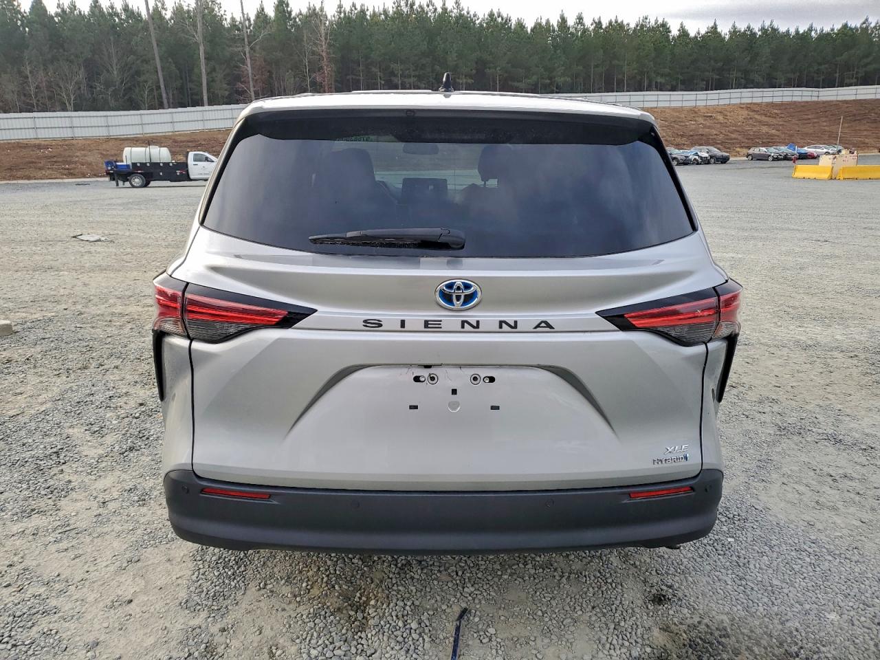 2021 TOYOTA SIENNA XLE photo 6