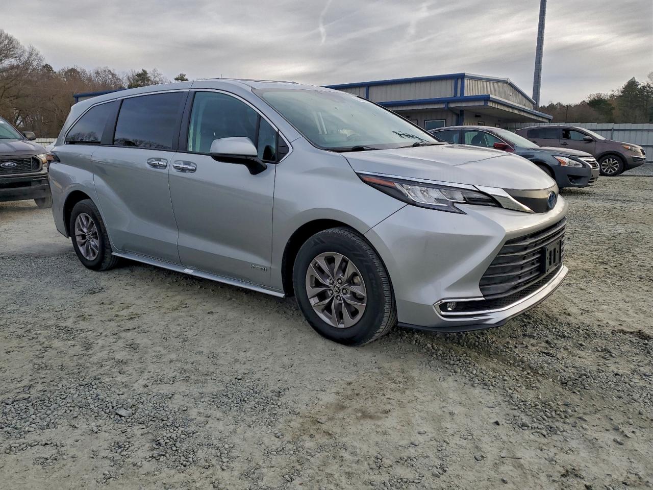 2021 TOYOTA SIENNA XLE photo 4