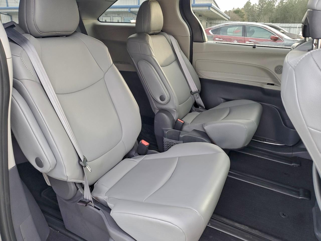 2021 TOYOTA SIENNA XLE photo 11