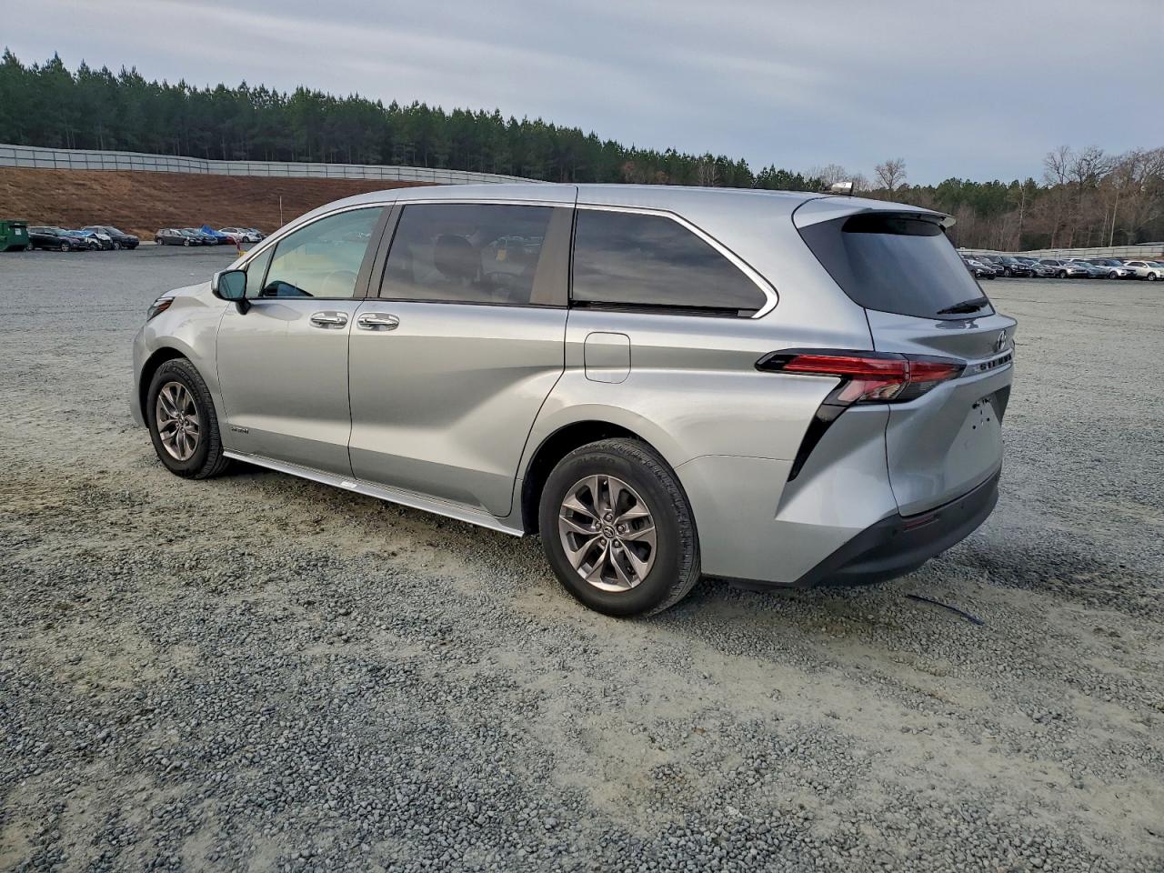 2021 TOYOTA SIENNA XLE photo 2