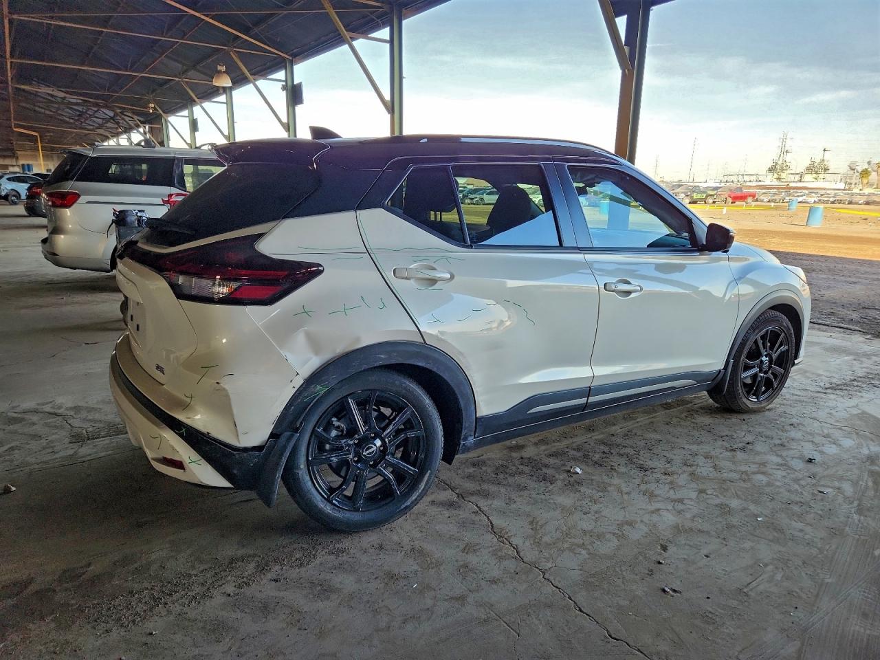 2022 NISSAN KICKS SR photo 3