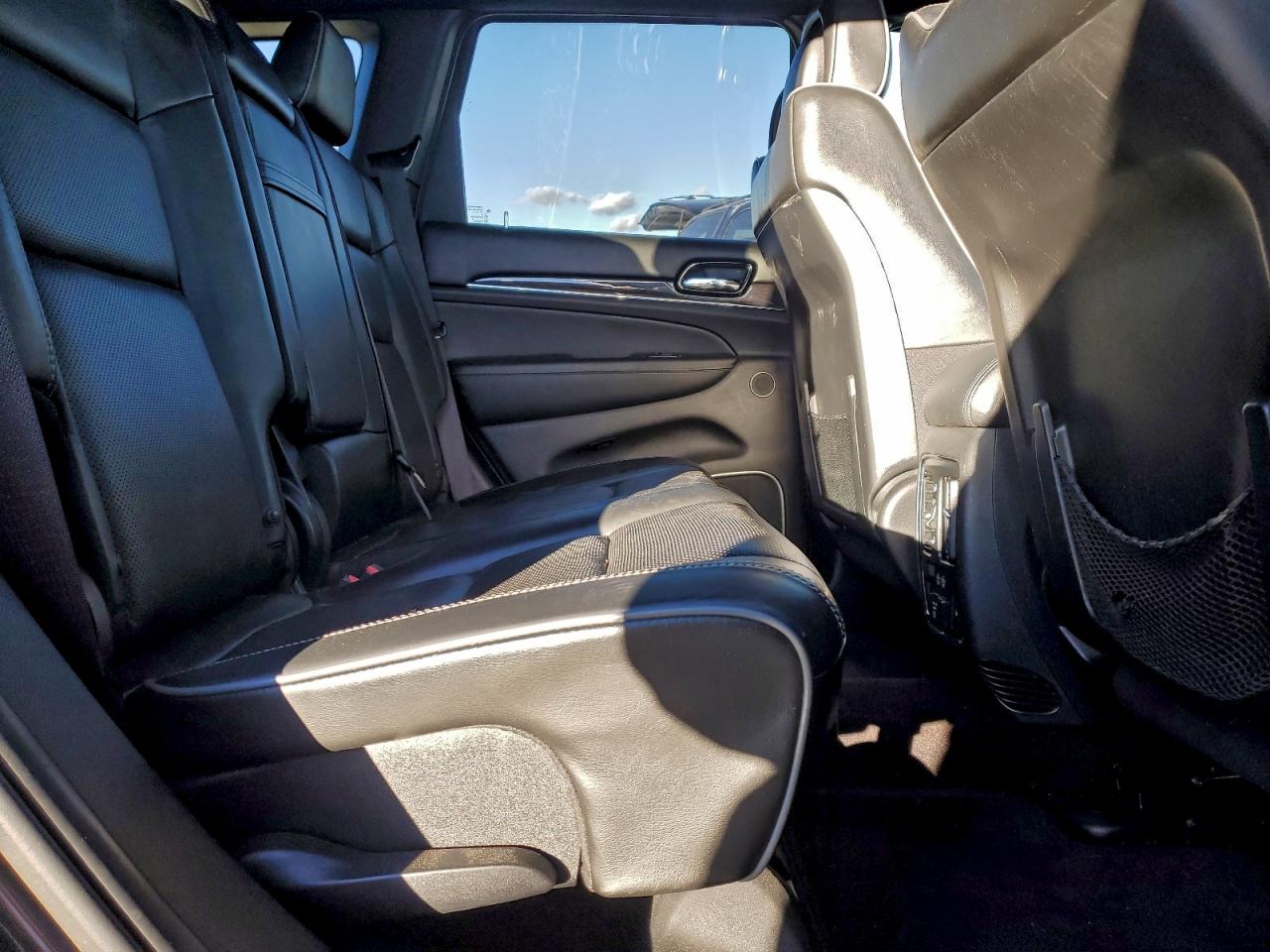 2019 JEEP GRAND CHEROKEE OVERLAND photo 11