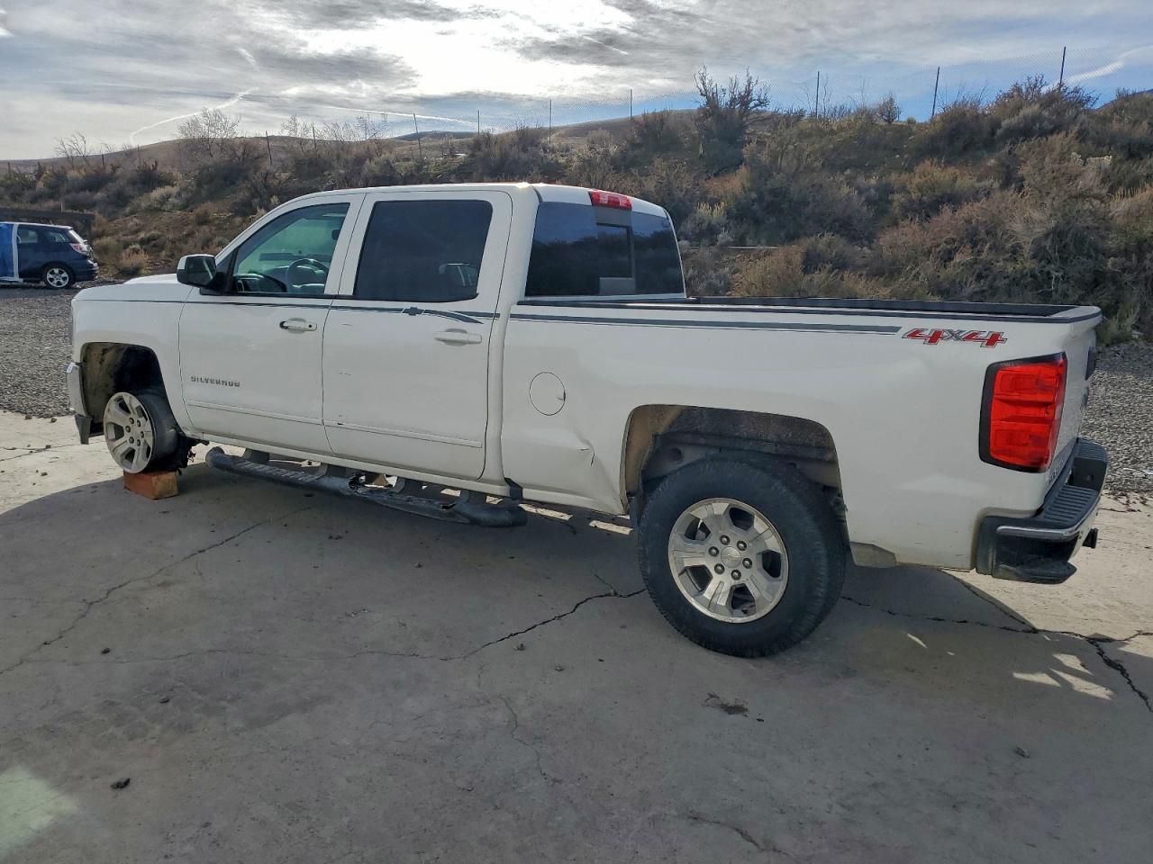 2017 CHEVROLET SILVERADO K1500 LT photo 2