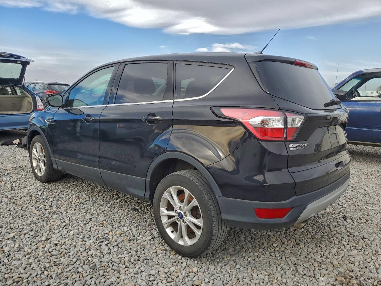 2017 FORD ESCAPE SE photo 2