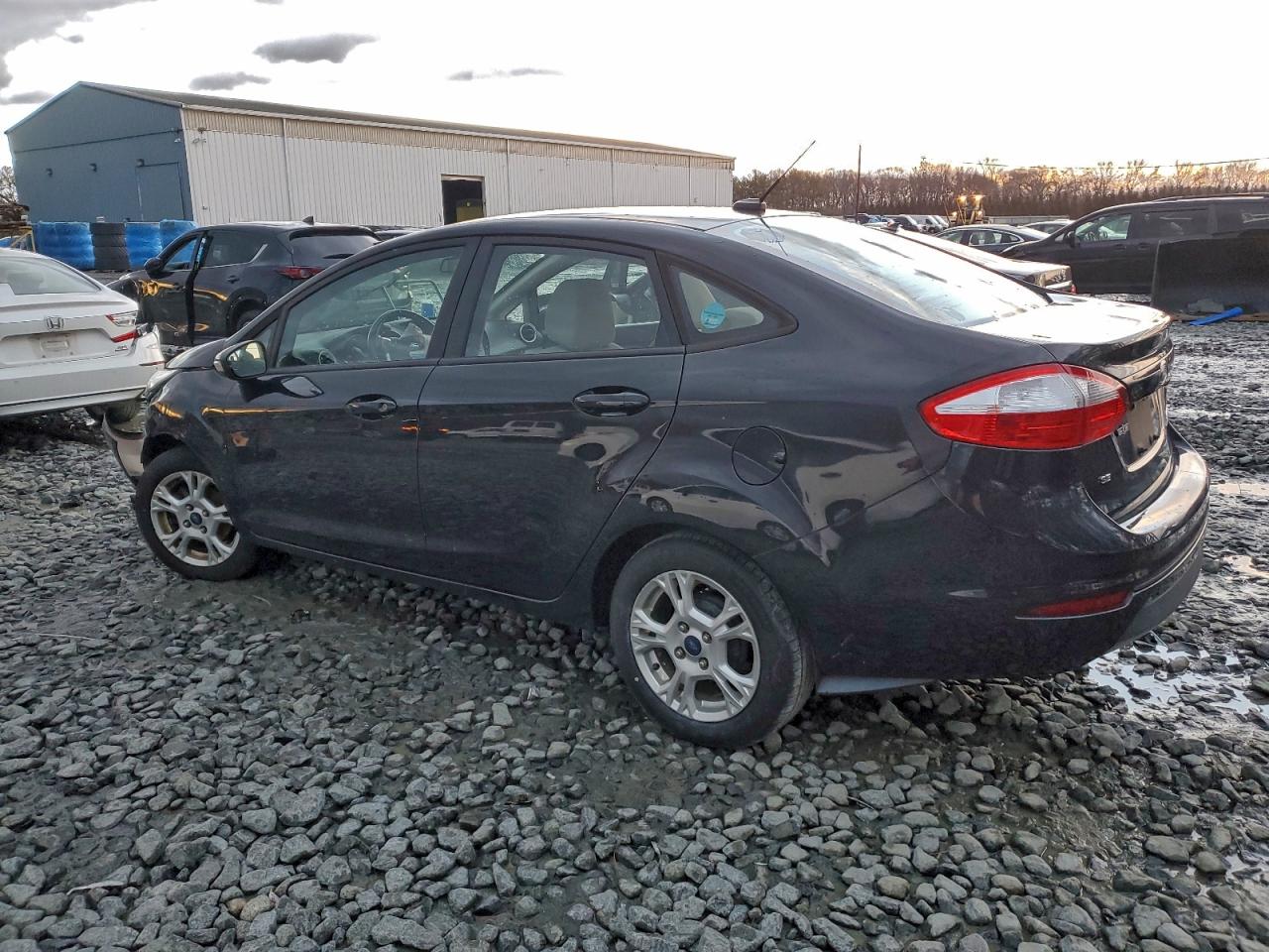 2015 FORD FIESTA SE photo 2