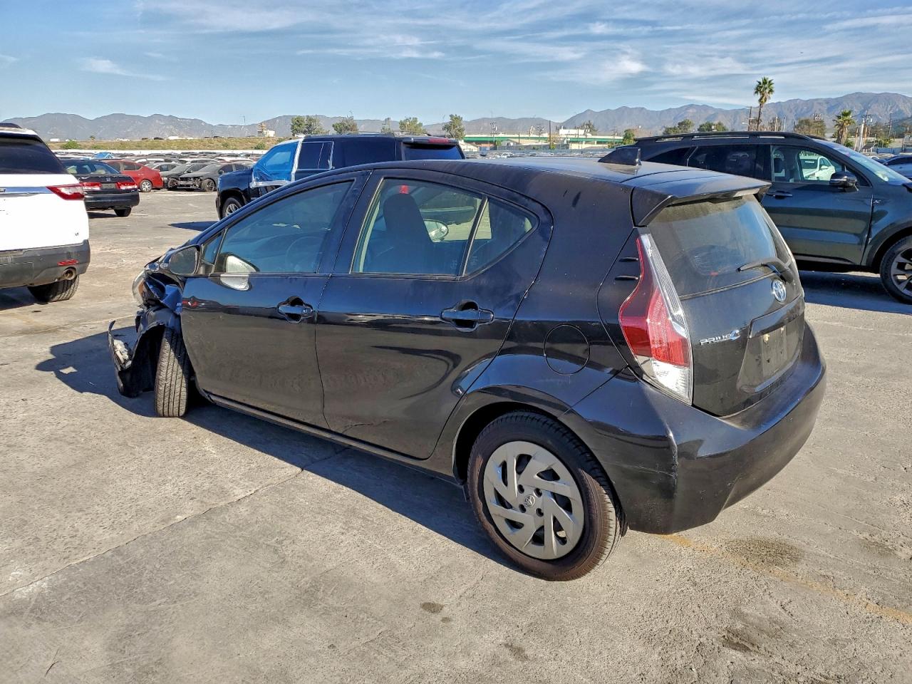 2016 TOYOTA PRIUS C photo 2