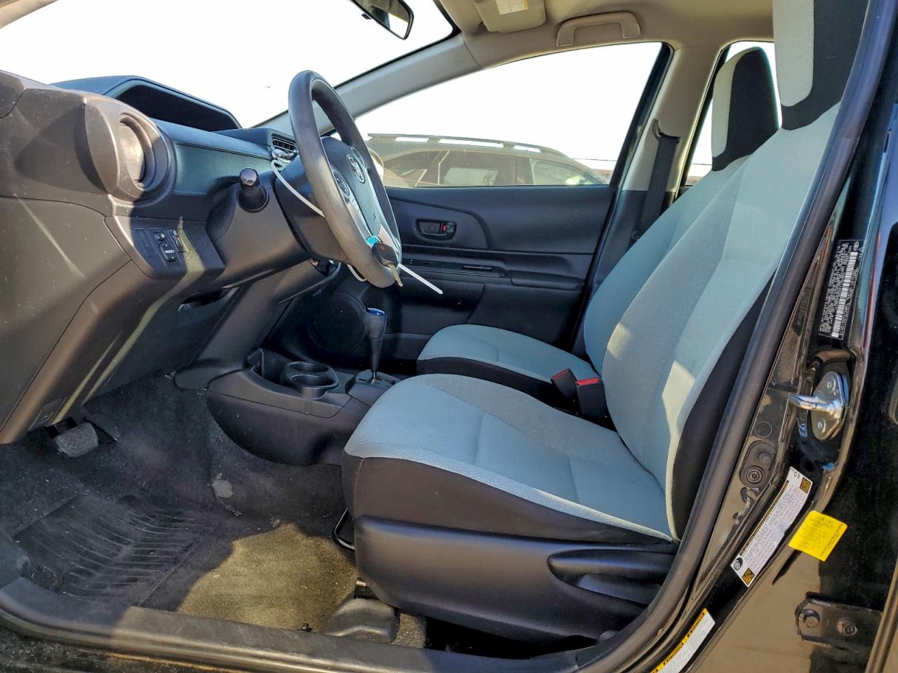 2016 TOYOTA PRIUS C photo 7