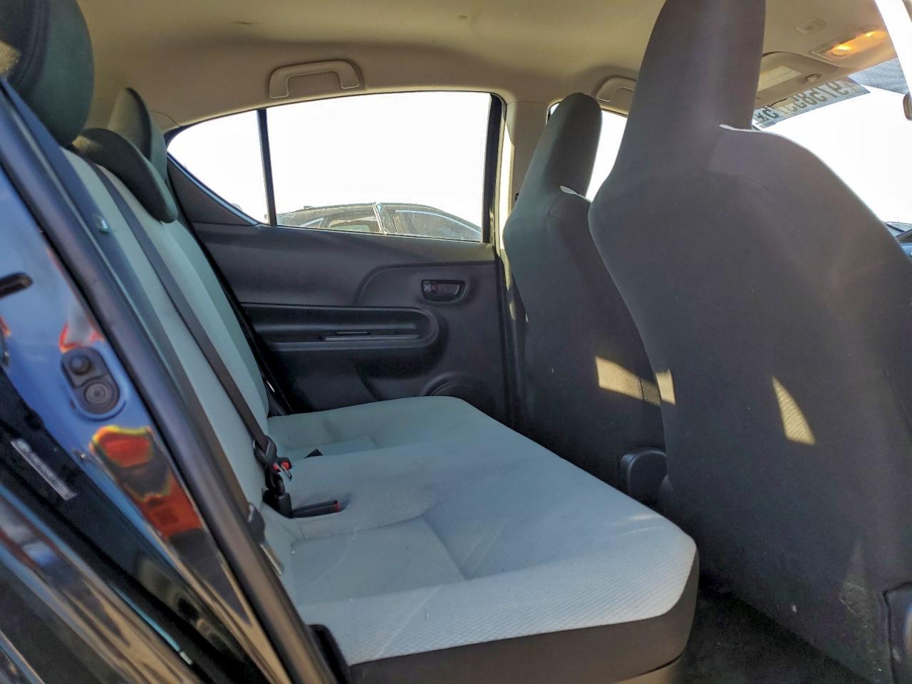 2016 TOYOTA PRIUS C photo 10