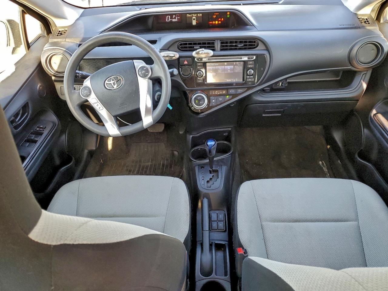 2016 TOYOTA PRIUS C photo 8