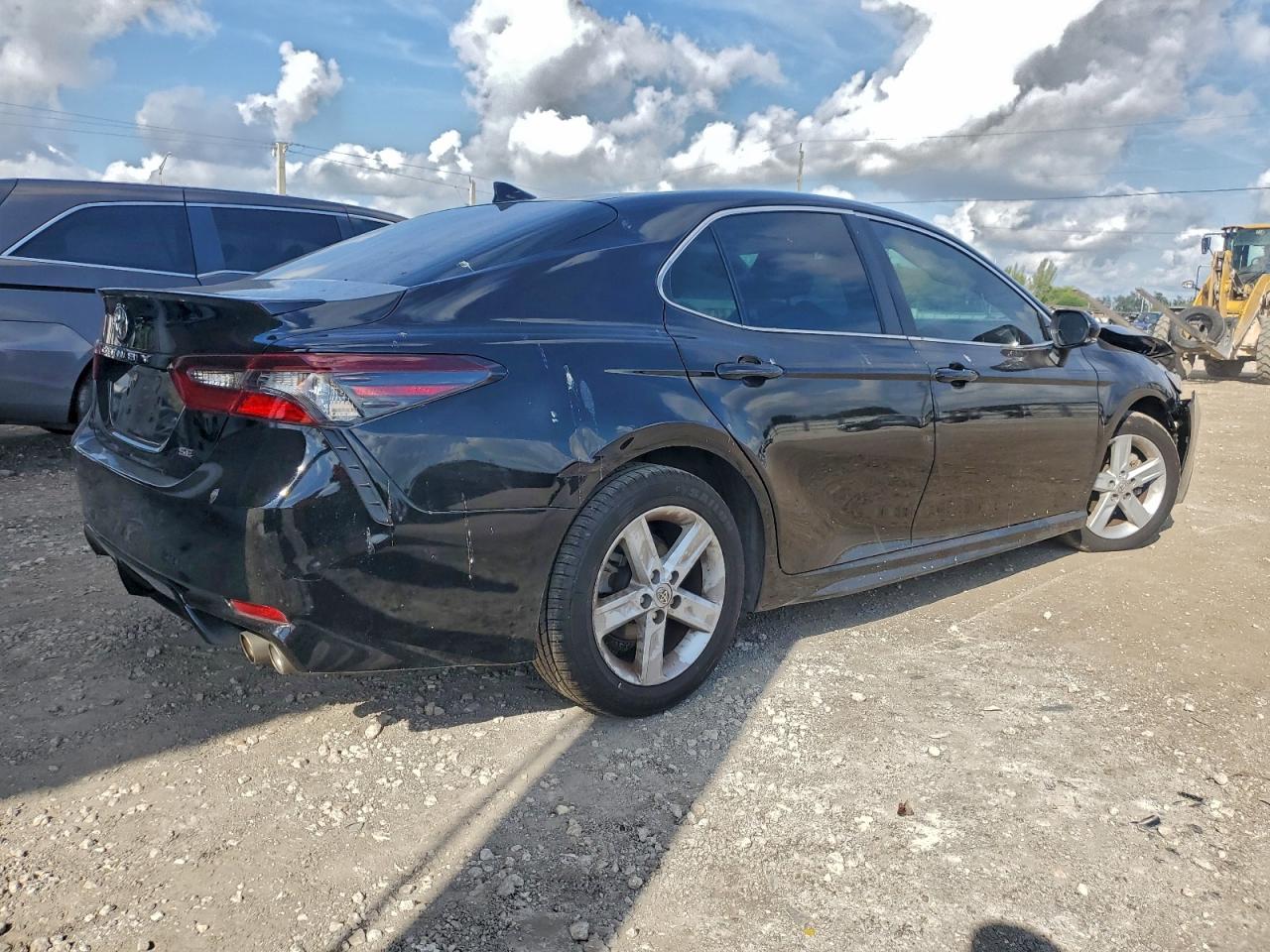 2024 TOYOTA CAMRY SE photo 3