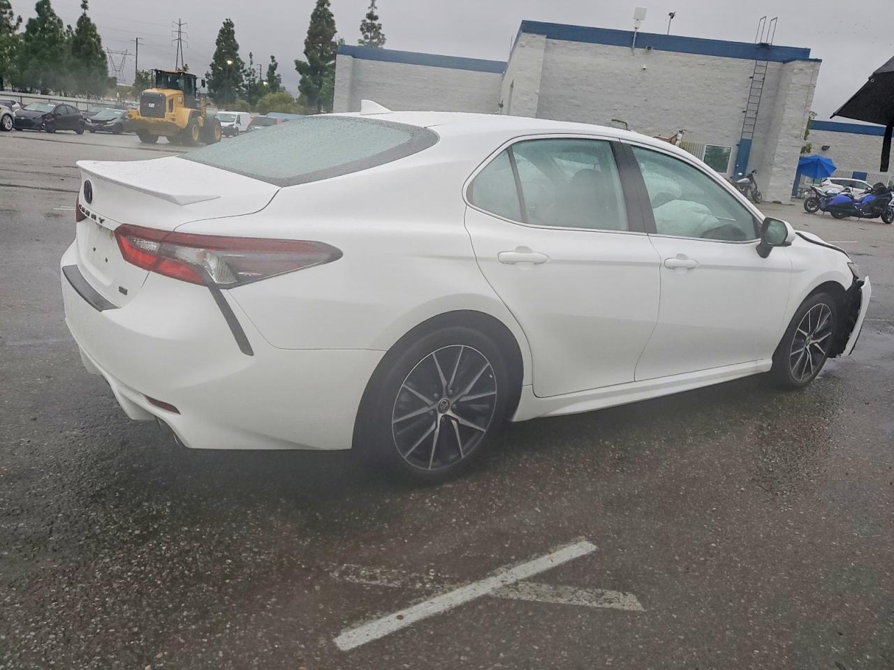 2021 TOYOTA CAMRY SE photo 3