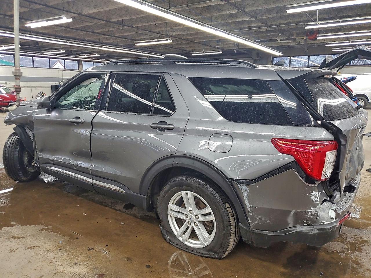 2023 FORD EXPLORER XLT photo 3