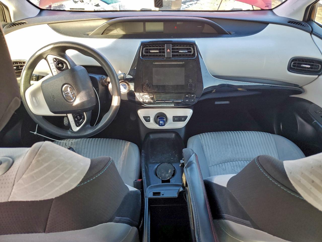 2018 TOYOTA PRIUS photo 8