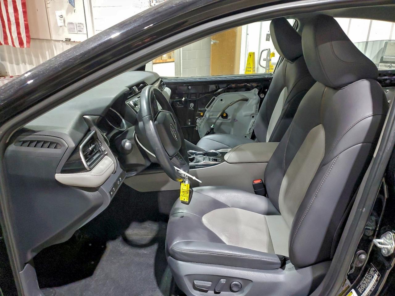 2020 TOYOTA CAMRY XLE photo 13