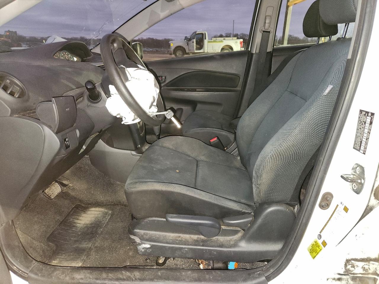 2012 TOYOTA YARIS photo 13