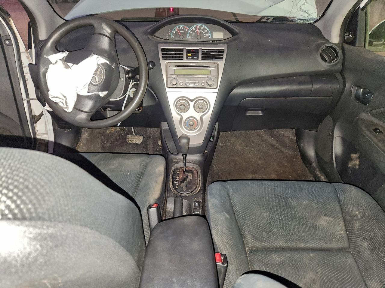 2012 TOYOTA YARIS photo 15