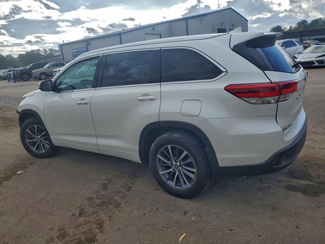 2018 TOYOTA HIGHLANDER SE photo 2