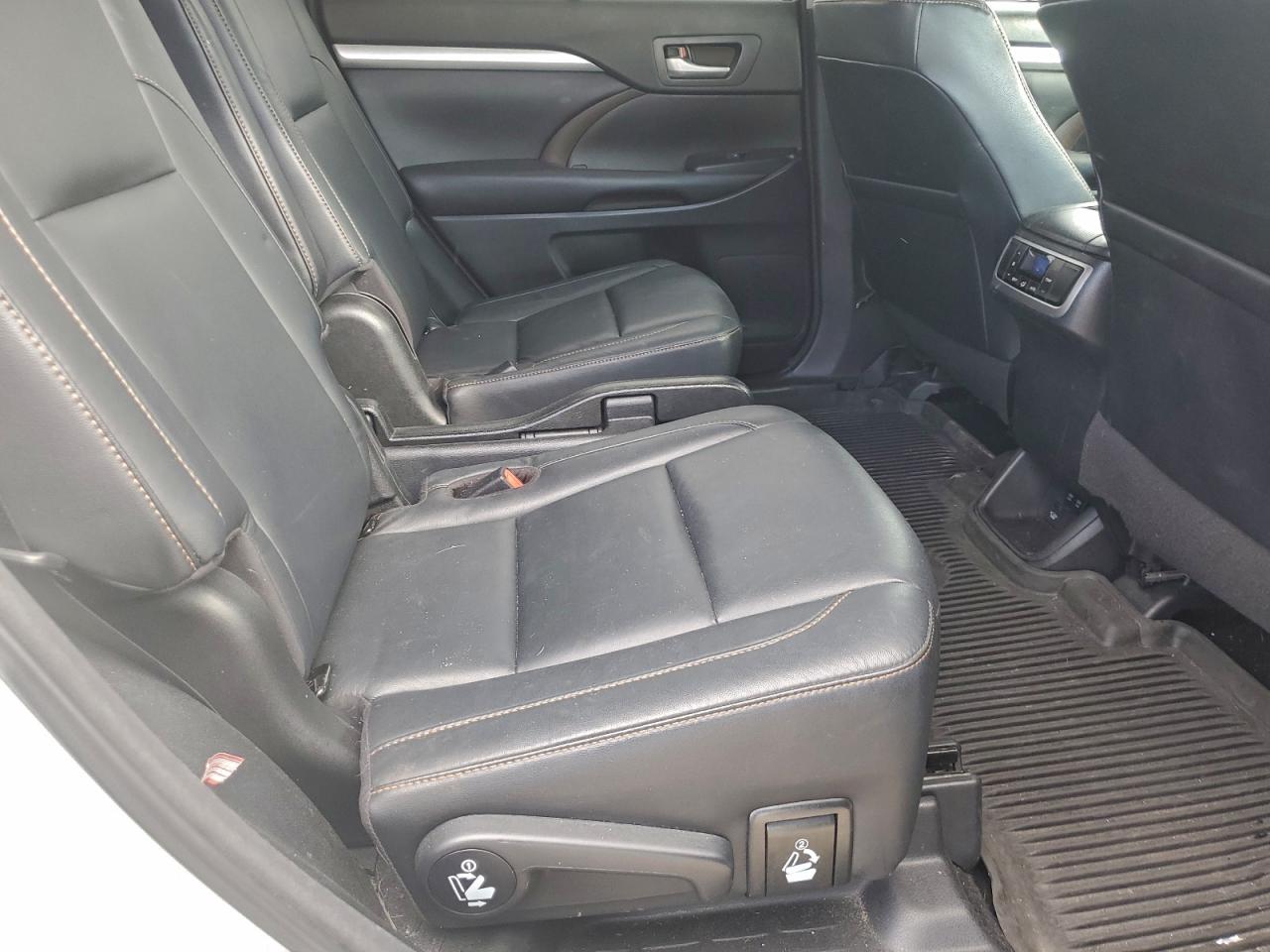 2018 TOYOTA HIGHLANDER SE photo 11