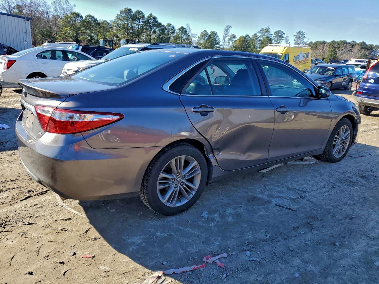 2015 TOYOTA CAMRY LE photo 3