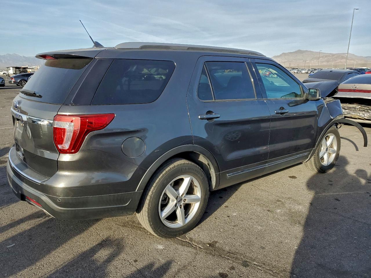 2018 FORD EXPLORER XLT photo 3
