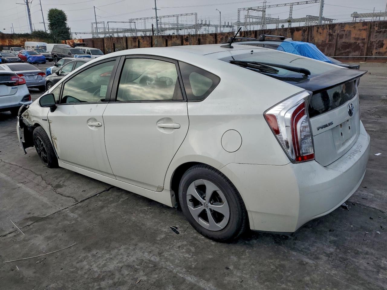 2015 TOYOTA PRIUS photo 3