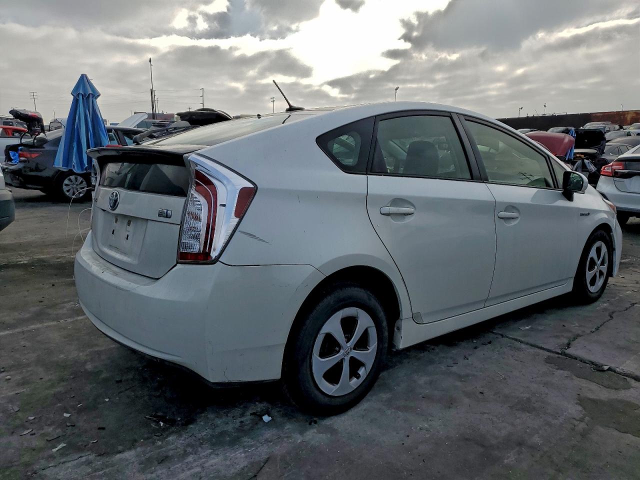 2015 TOYOTA PRIUS photo 5
