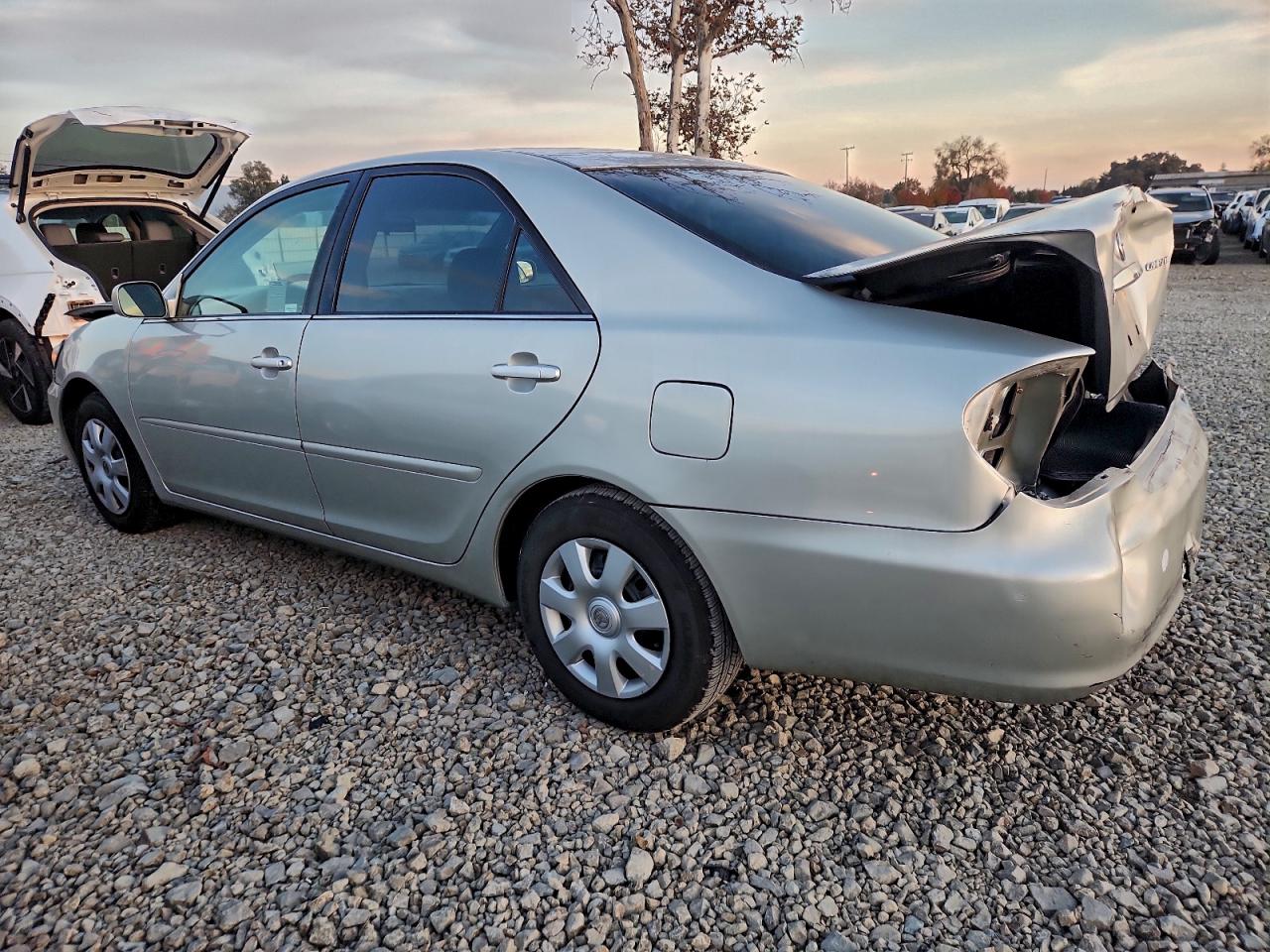 2004 TOYOTA CAMRY LE photo 4