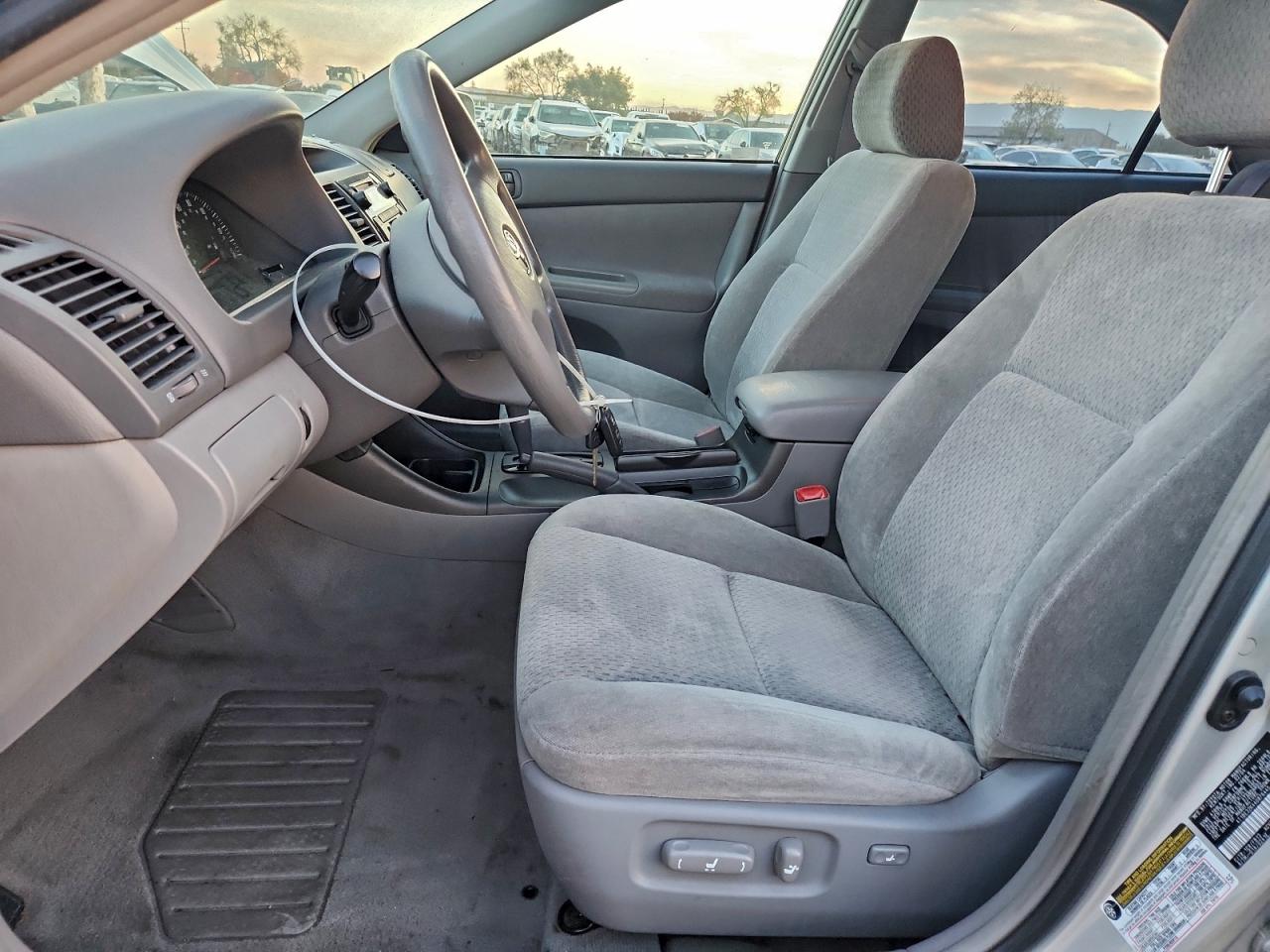 2004 TOYOTA CAMRY LE photo 19