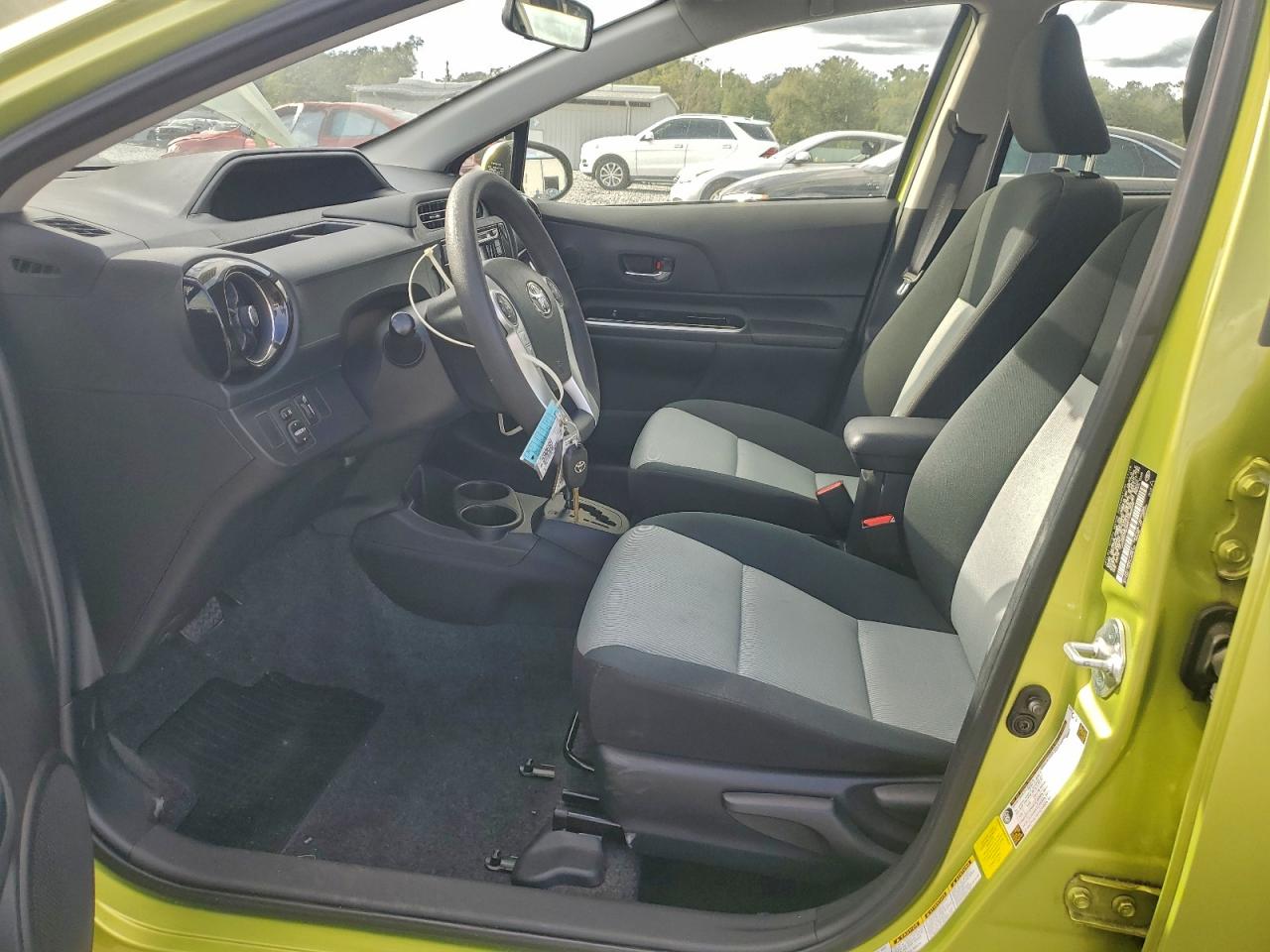 2016 TOYOTA PRIUS C photo 7