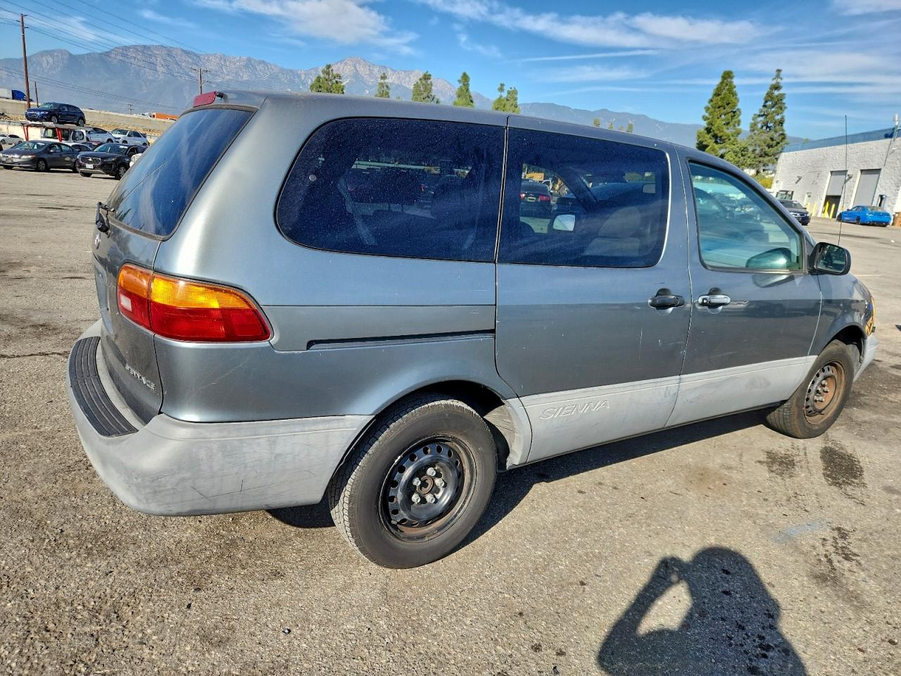 1999 TOYOTA SIENNA CE photo 3