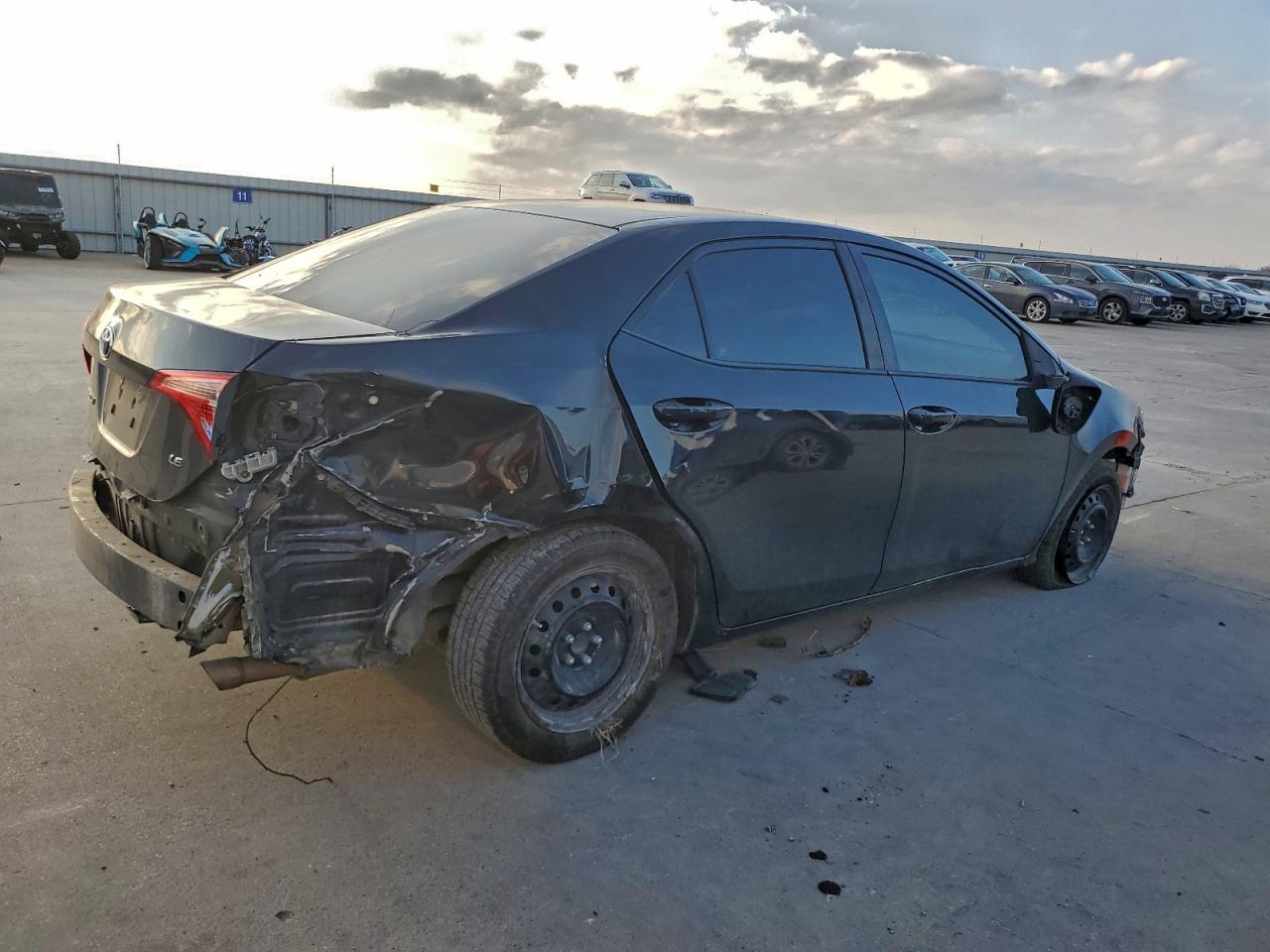 2018 TOYOTA COROLLA photo 3