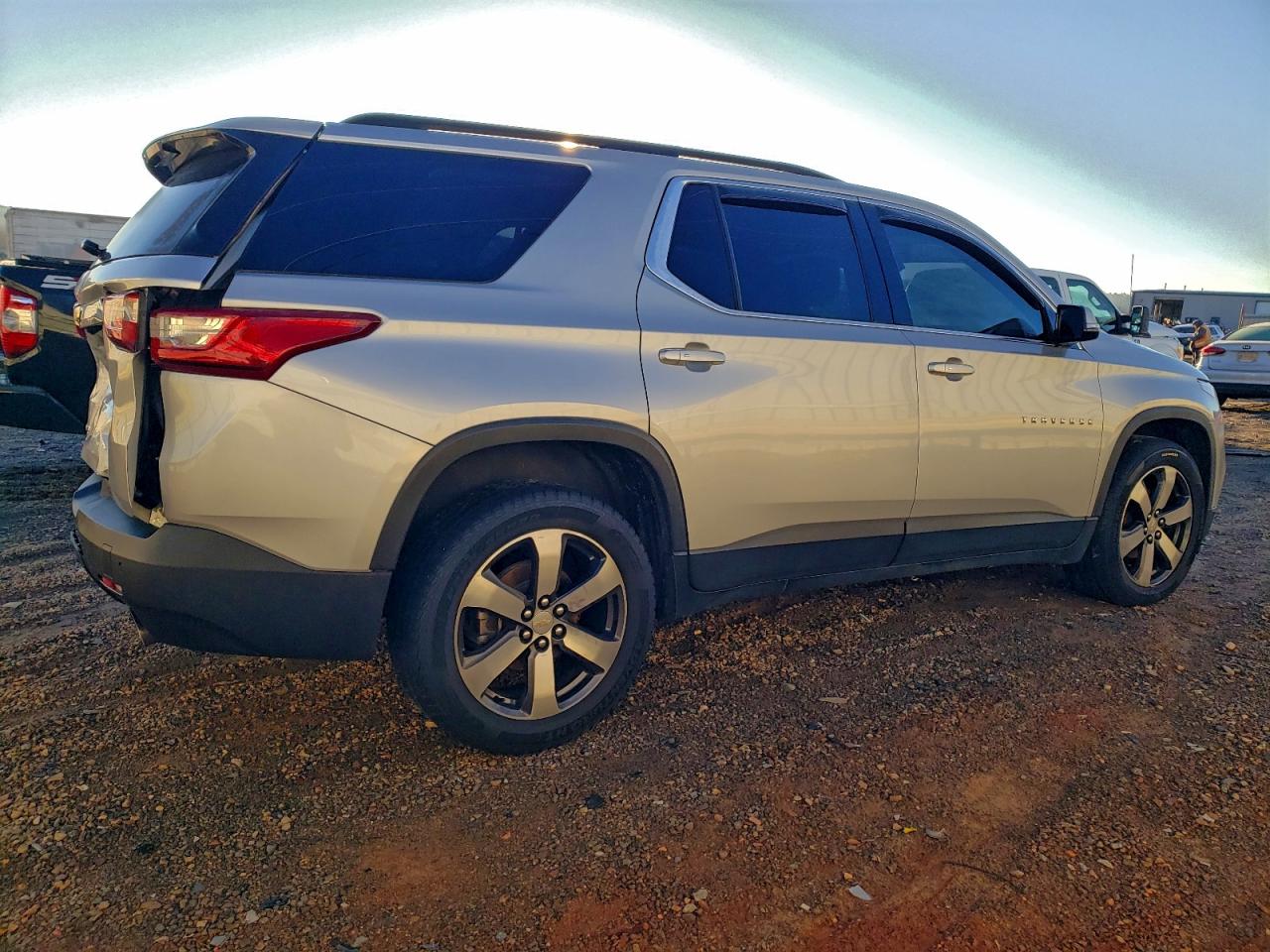2019 CHEVROLET TRAVERSE LT photo 3