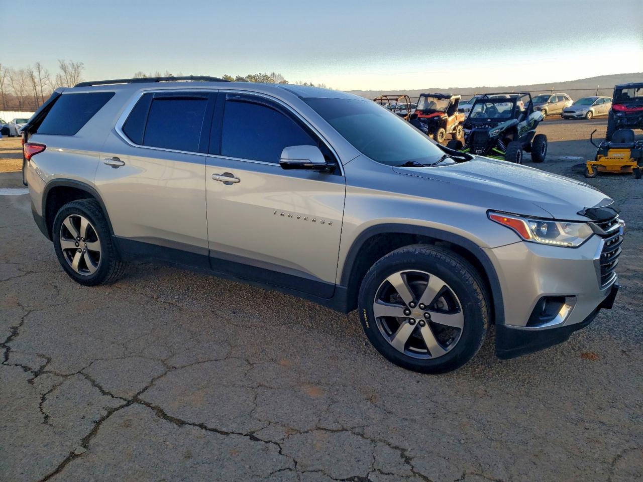 2019 CHEVROLET TRAVERSE LT photo 4