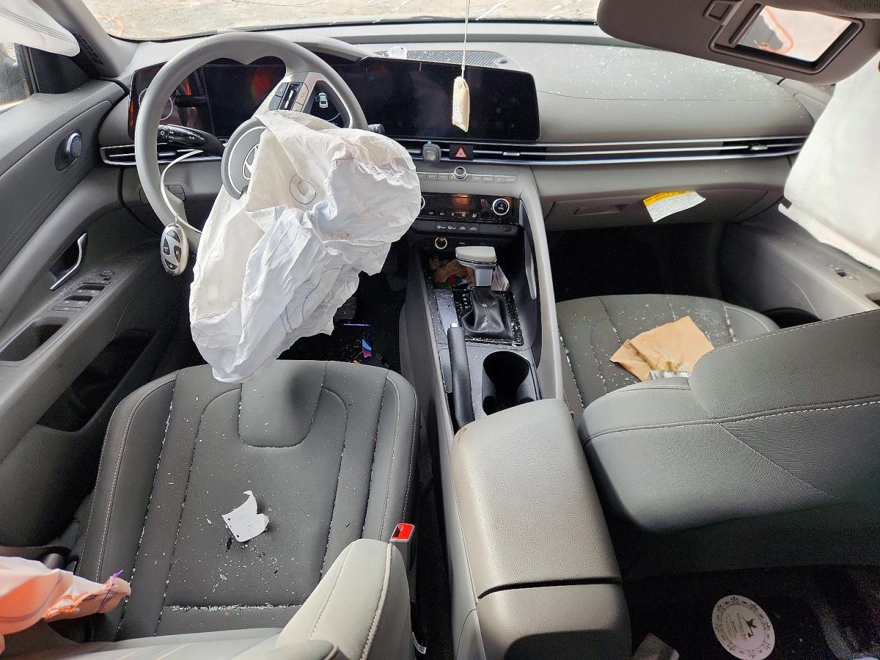 2024 HYUNDAI ELANTRA SEL photo 8