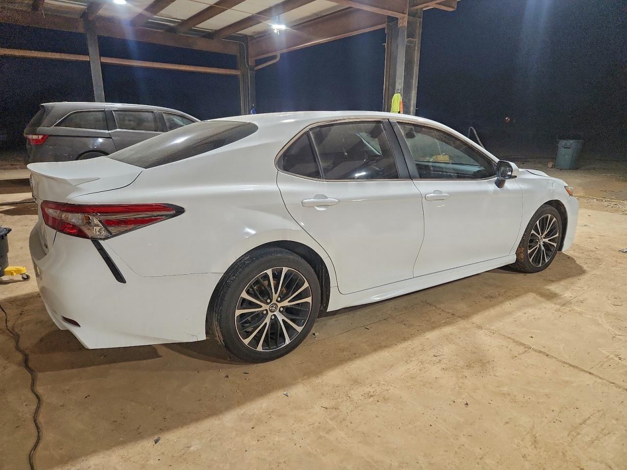 2018 TOYOTA CAMRY L photo 3