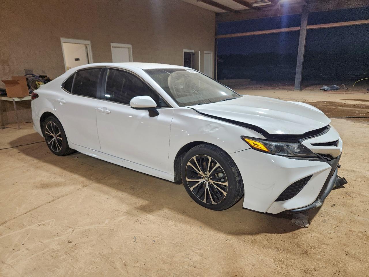 2018 TOYOTA CAMRY L photo 4