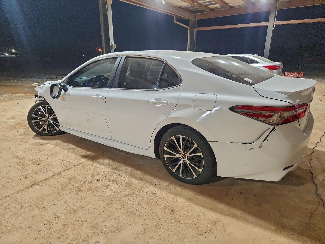 2018 TOYOTA CAMRY L photo 2