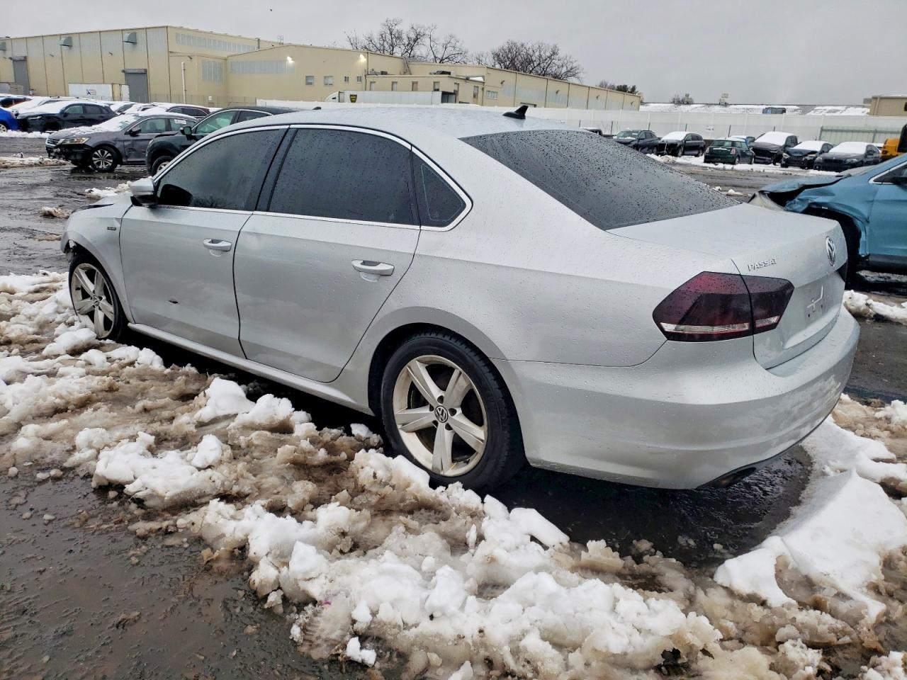 2015 VOLKSWAGEN PASSAT S photo 2