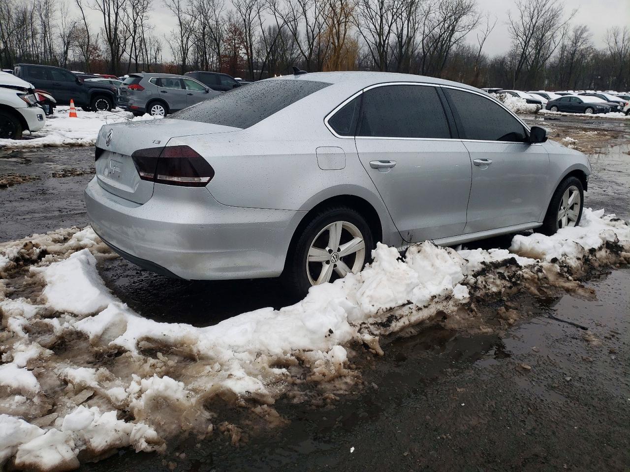 2015 VOLKSWAGEN PASSAT S photo 3