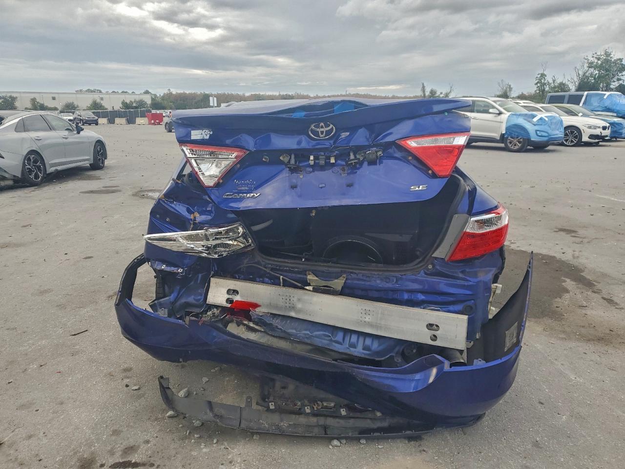 2015 TOYOTA CAMRY LE photo 6