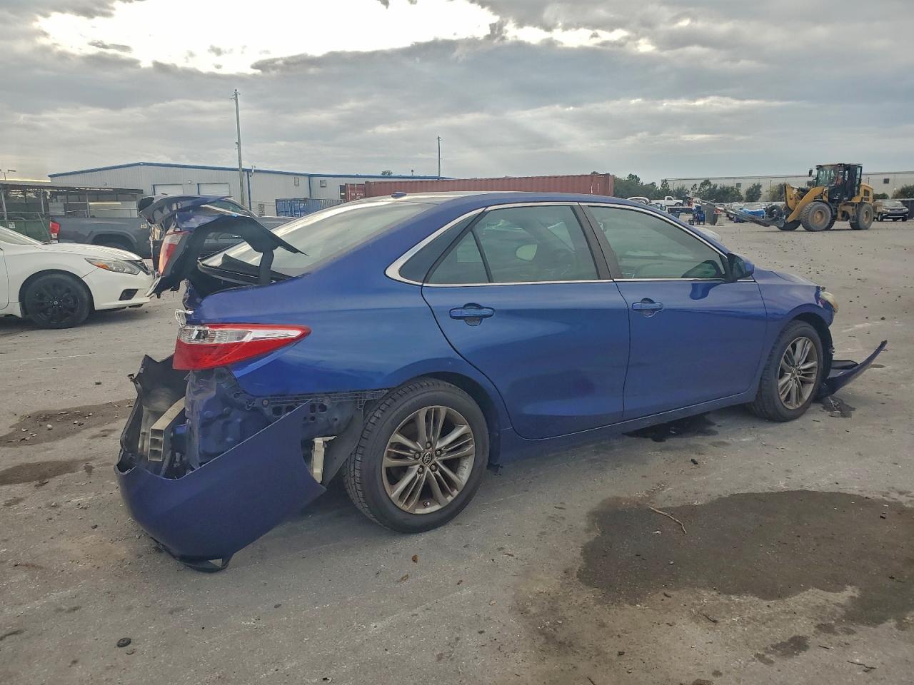 2015 TOYOTA CAMRY LE photo 3