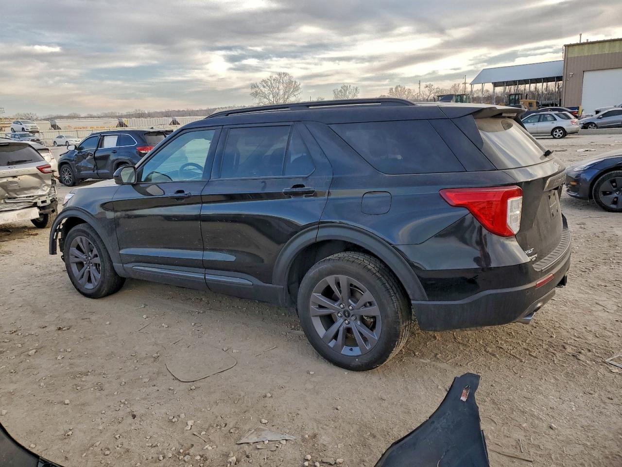 2023 FORD EXPLORER XLT photo 3
