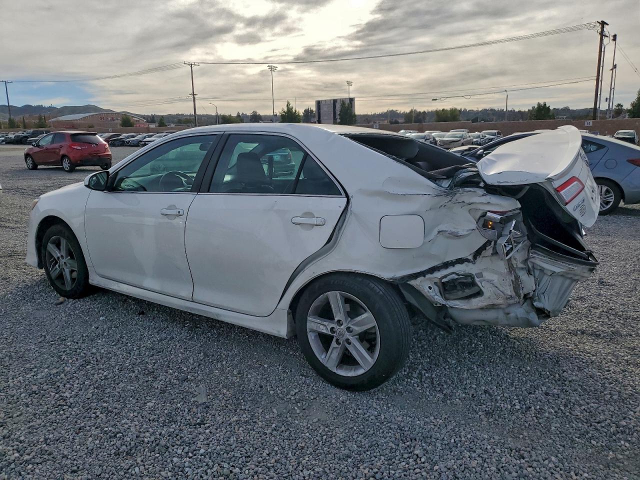 2014 TOYOTA CAMRY SE photo 4