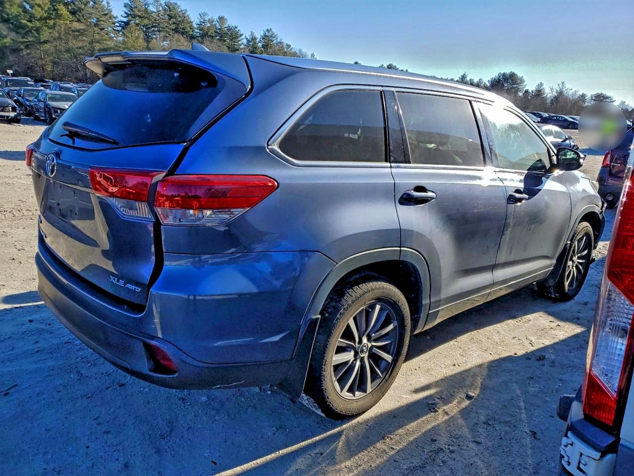2017 TOYOTA HIGHLANDER SE photo 3