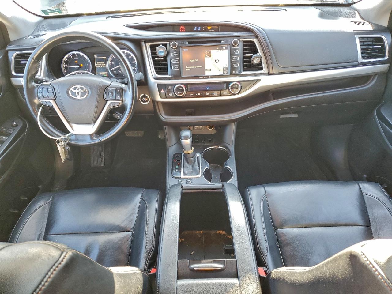 2017 TOYOTA HIGHLANDER SE photo 8