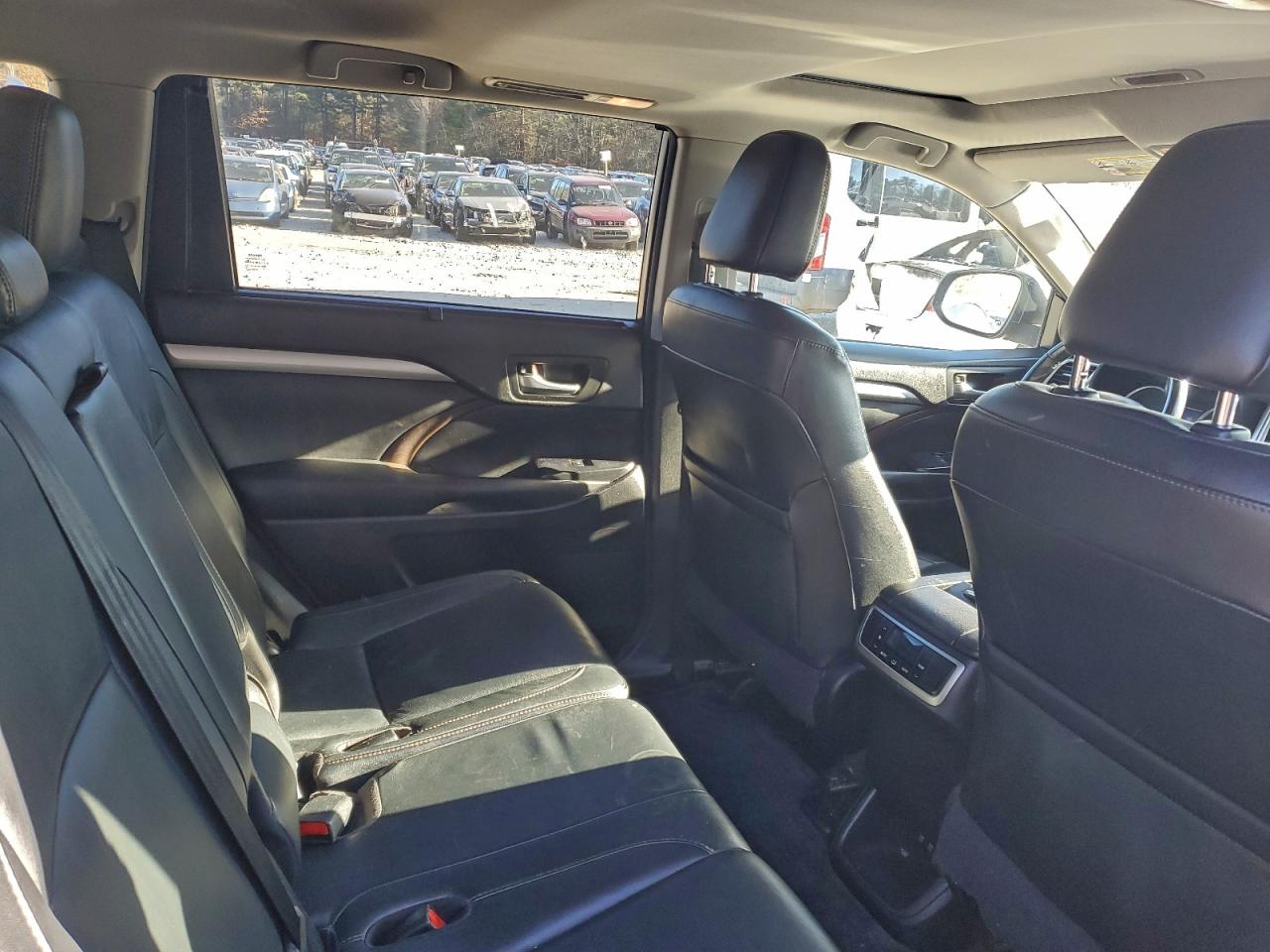 2017 TOYOTA HIGHLANDER SE photo 11